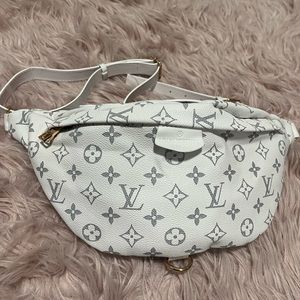 White crossbody leather bag. Fanny pack